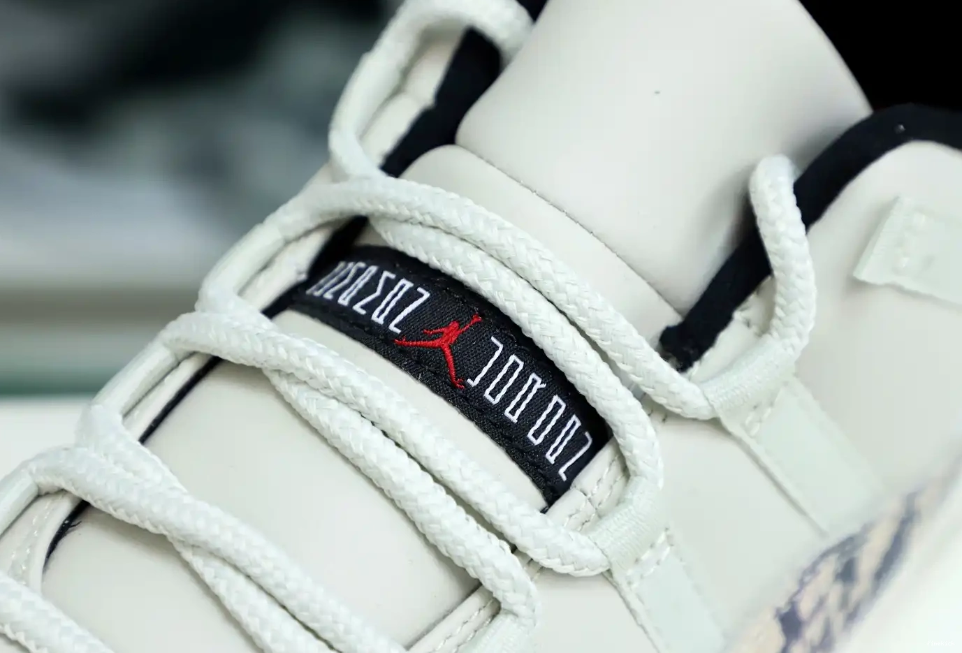 JORDAN 11 BONE AIR SNAKESKIN LIGHT LOW 0511